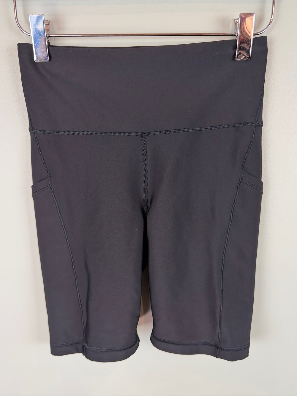Athleta Black Interval Stash 7” athletic shorts activewear Bike Shorts Gym XS